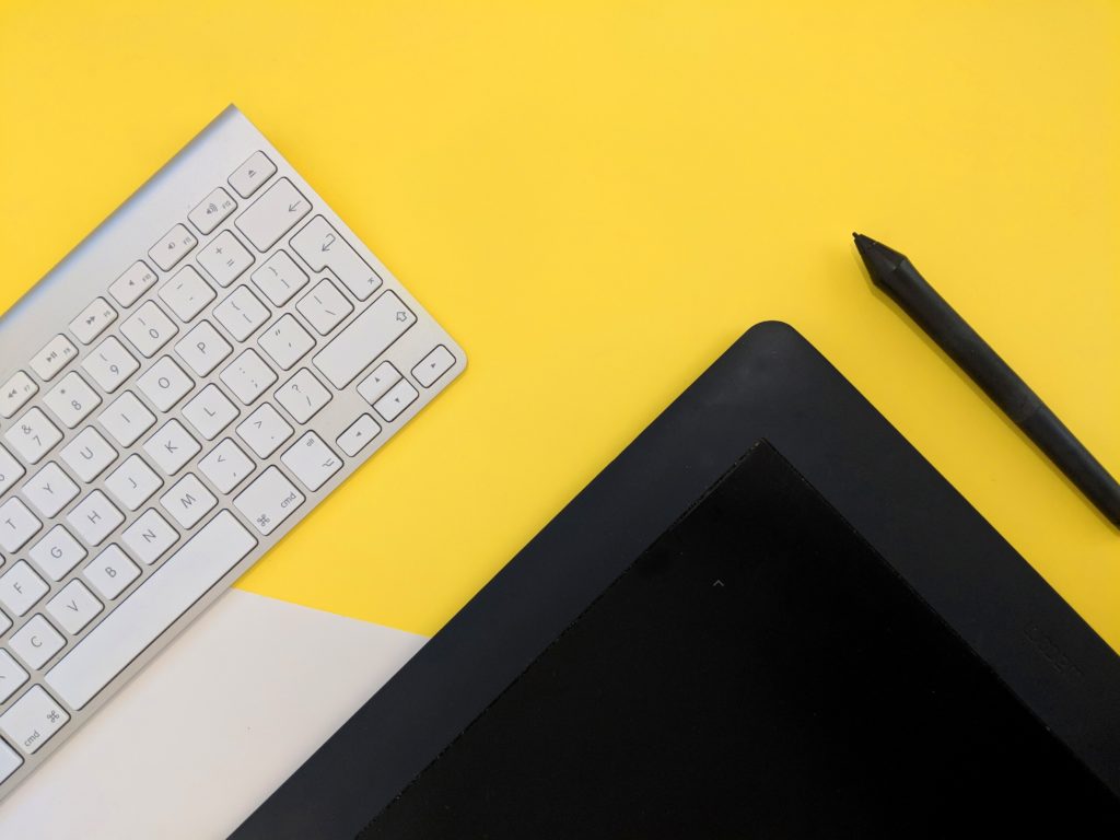 clavier et tablette graphique sur fond jaune