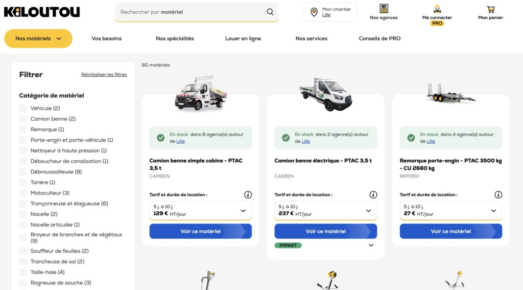 Interface de location de matériel en ligne du site Kiloutou. Elle présente différentes catégories de matériel disponibles à la location, avec des exemples de véhicules et d'équipements, ainsi que leurs tarifs et disponibilités dans les agences