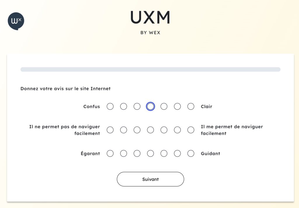 Interface d'une question du questionnaire UXM développé par l'agence Wexperience en collaboration avec Guillaume Gronier, Dr en psychologie, ergonomie cognitive et expérience utilisateur. L'interface propose trois échelles d'évaluation pour recueillir l'avis des utilisateurs sur un site Internet : clarté (Confus ↔ Clair), facilité de navigation (Il ne permet pas de naviguer facilement ↔ Il me permet de naviguer facilement) et guidage (Égarant ↔ Guidant), avec un bouton 'Suivant' pour avancer dans le questionnaire.