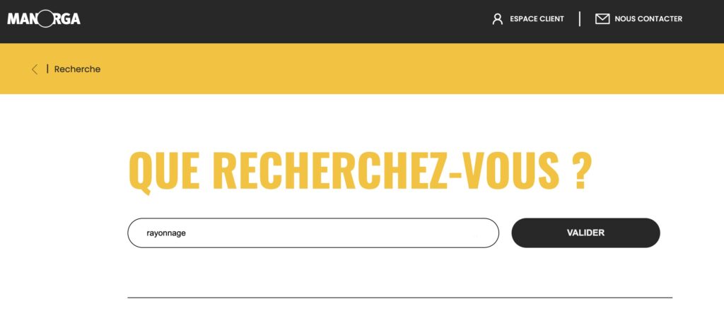 Capture d'écran du site Manorga affichant une page de recherche. Le texte 'QUE RECHERCHEZ-VOUS ?' est mis en avant en jaune. Un champ de recherche contient le mot 'rayonnage' et un bouton noir marqué 'VALIDER' est visible pour lancer la recherche. Le site présente également des options d'accès à l'espace client et de contact en haut de la page.